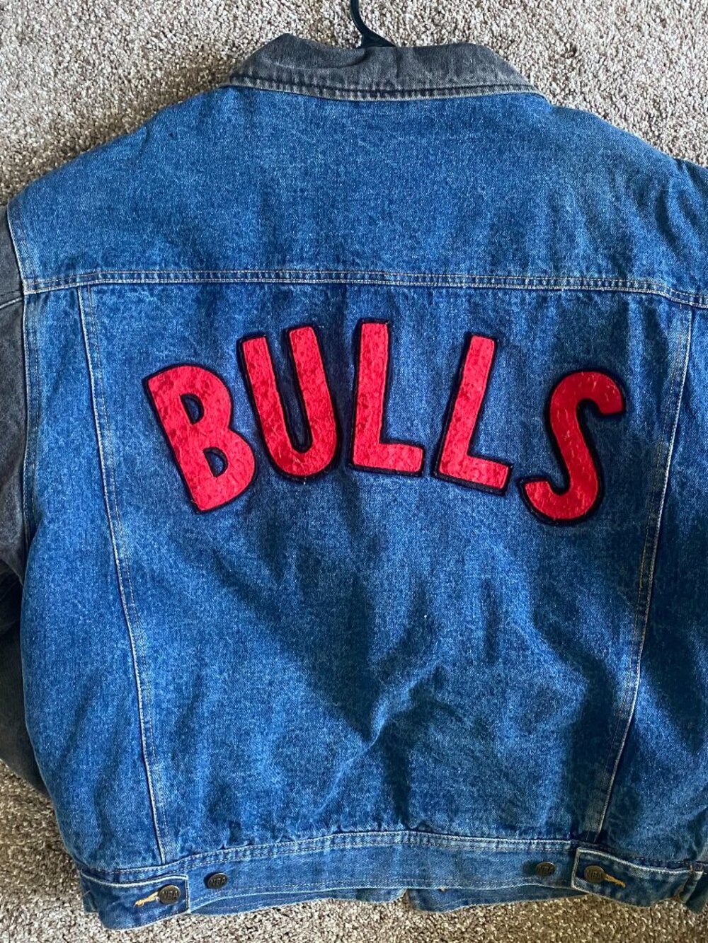 Vintage Official Licensed "In The Paint Basketball Gear" Chicago Bulls Denim Jkt
